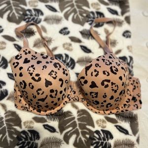 Victoria’s Secret T-shirt Demi bra